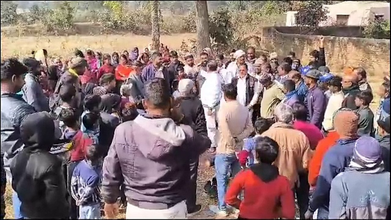 कोडरमा थर्मल पावर प्लांट के लिए हरली में रेलवे लाईन का भूमि सर्वेक्षण करने पहुँचे DVC के चेयरमैन व रेलवे के अधिकारियों को ग्रामीणों के विरोध का करना पड़ा सामना ,ग्रामीणों ने कहा जान देंगे पर जमीन नहीं