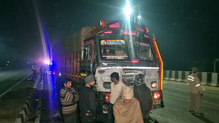 गाय को बचाने के प्रयास में ट्रक से टकराई कार, पति-पत्नी और 2 सगे भाइयों समेत 4 लोगों की मौत