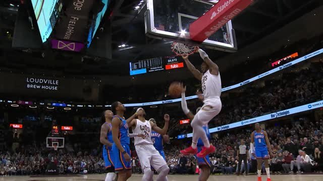 Cavs end the half with a monster Mitchell slam