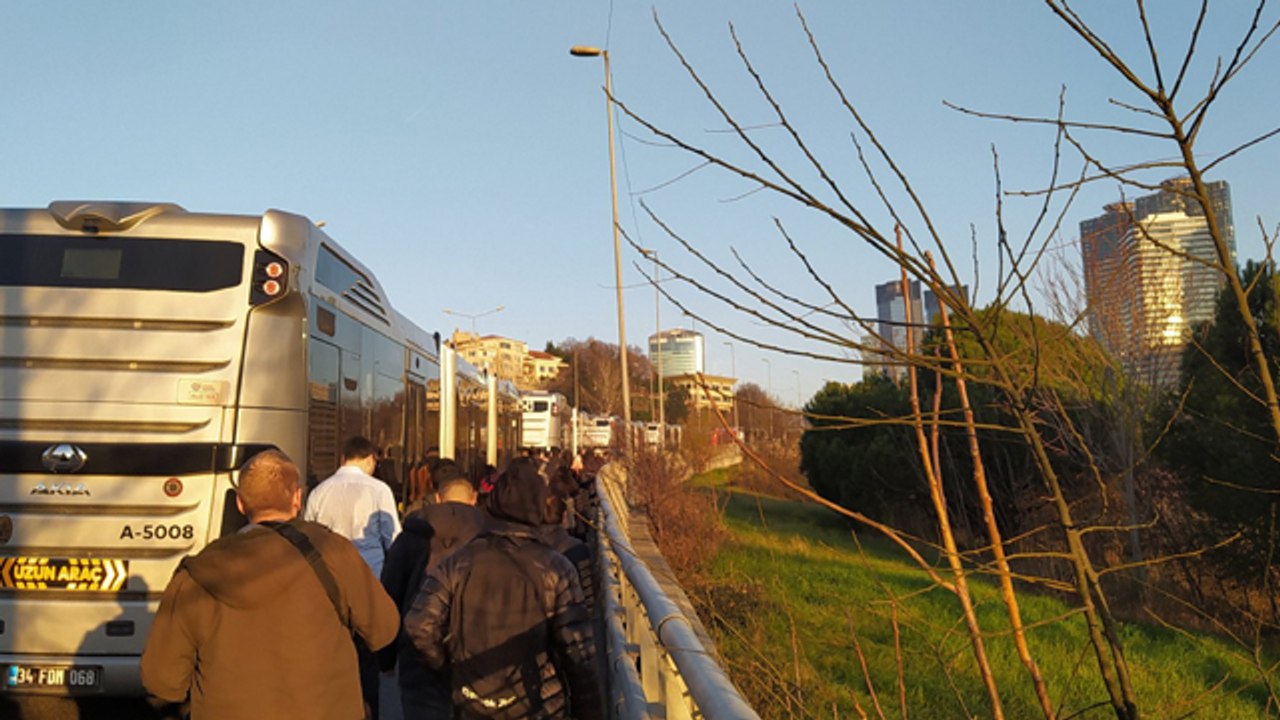 Metrobüs seferlerinde arıza çıktı. Çareyi inip yürümekte buldular