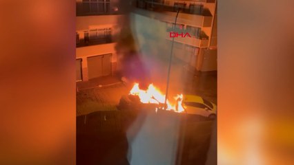 Beyoğlu’nda otomobildeki yangın park halindeki aracı da yaktı; o anlar kamerada