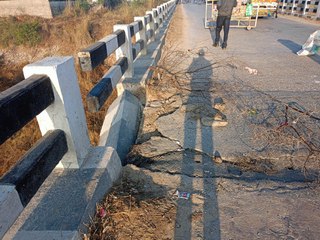 VIDEO: साहबी नदी पर बना पुल हुआ क्षतिग्रस्त, हादसे की आशंका