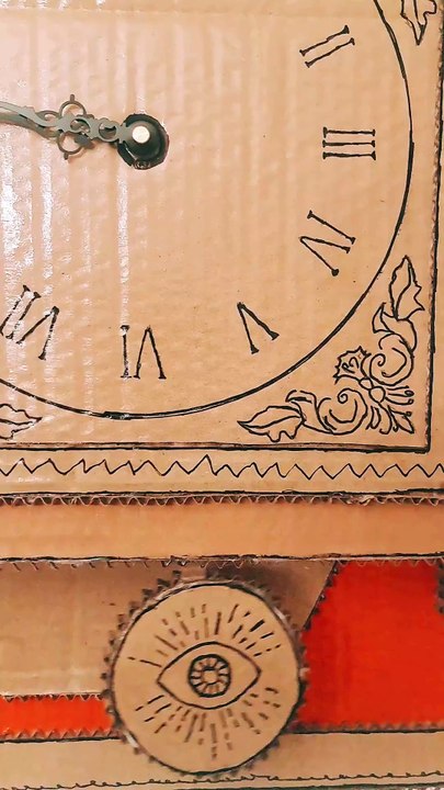 🕰️ Horloge en Carton Recyclé – Une œuvre d’art fonctionnelle et écologique 🎨♻️ Découvrez cette création unique au design artisanal et original !