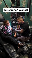 Menina de 9 anos faz tatuagem nos EUA e gera crítica. Tatuador defende-se