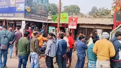 ট্রাফিক চেকিং এর কারনে ক্ষতির মুখে পড়া ব্যবসায়ীদের বিক্ষোভ