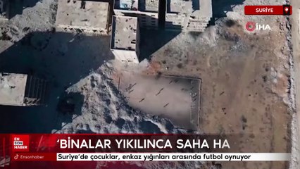 Suriye'de çocuklar, enkaz yığınları arasında futbol oynuyor