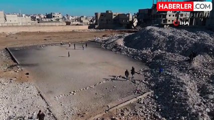 Suriye'de Çocuklar Enkazda Futbol Oynuyor