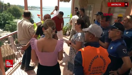Antalya'da falezlerden denize inilen kaçak asansör kaldırıldı