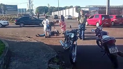 Motociclista é arremessado ao solo após colisão com Celta na Rua Jacarezinho