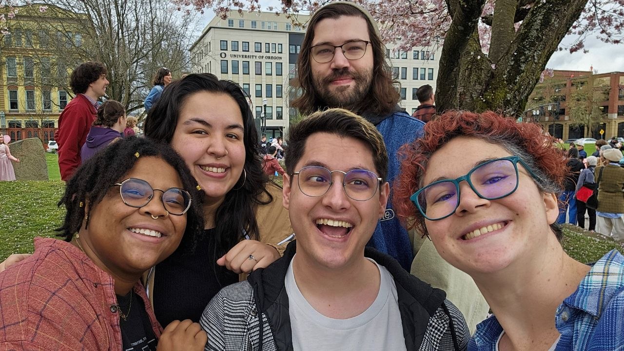 Freunde kaufen eine Maisonette zusammen, um in Wohnungen nebeneinander zu wohnen