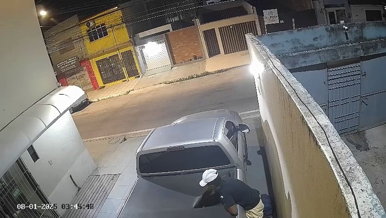 Turista de São Paulo tem malas furtadas em Maceió e ação do criminoso é registrada por câmeras