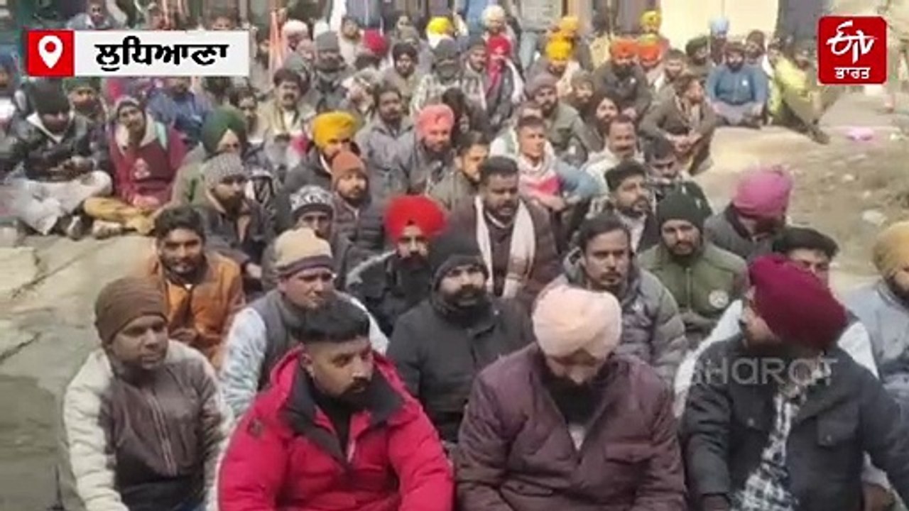 ਲੁਧਿਆਣਾ ਦੇ ਬਿਜਲੀ ਕਰਮਚਾਰੀਆਂ ਨੇ ਲਾਇਆ ਧਰਨਾ, ਕਿਹਾ - ਸੁਰੱਖਿਆ ਕਿੱਟਾਂ ਦੇਣ ਦੀ ਬਜਾਏ ਅਫਸਰ ਨੌਕਰੀ 'ਚੋਂ ਕਢਣ ਦੀ ਦੇ ਰਹੇ ਧਮਕੀ