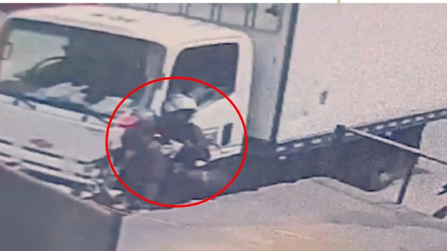 Momento exacto en el que un camión embiste a dos ladrones que acababan de robar en Bogotá