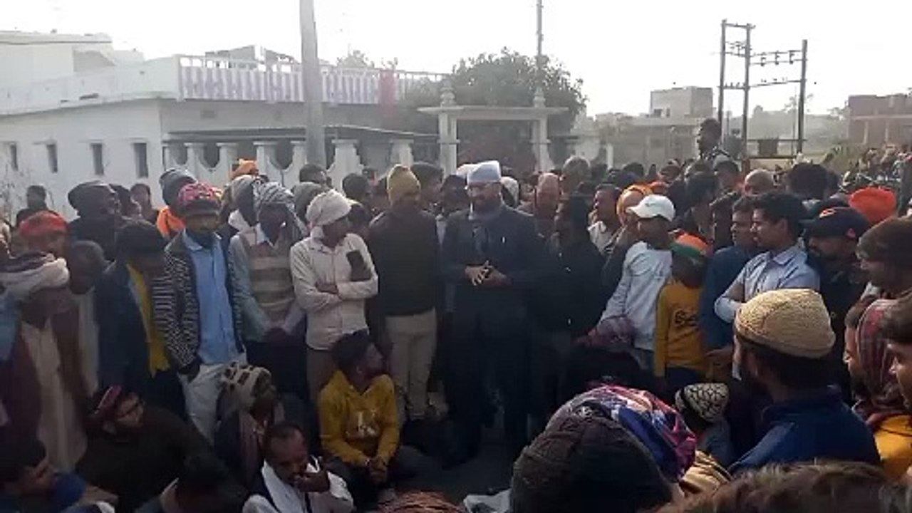 दो बाइको की टक्कर में सड़क पर गिरे युवक की ट्रक ने कुचला