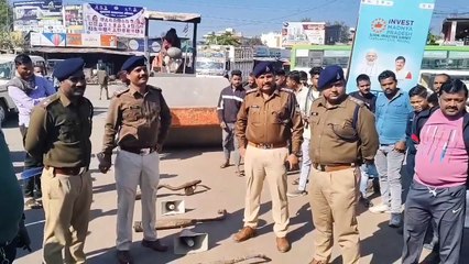 चुनाव के दौरान वाहनों पर लगे हूटर एवं मोडिफाई साइलेंसर को रोड रोलर से किया नष्ट