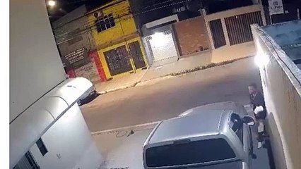 Criminoso rasga lona de caminhonete e furta malas de turista