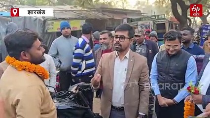 ट्रैफिक नियम सिखाने सड़क पर उतरे डीसी, बताया कितनी जरूरी है सुरक्षा