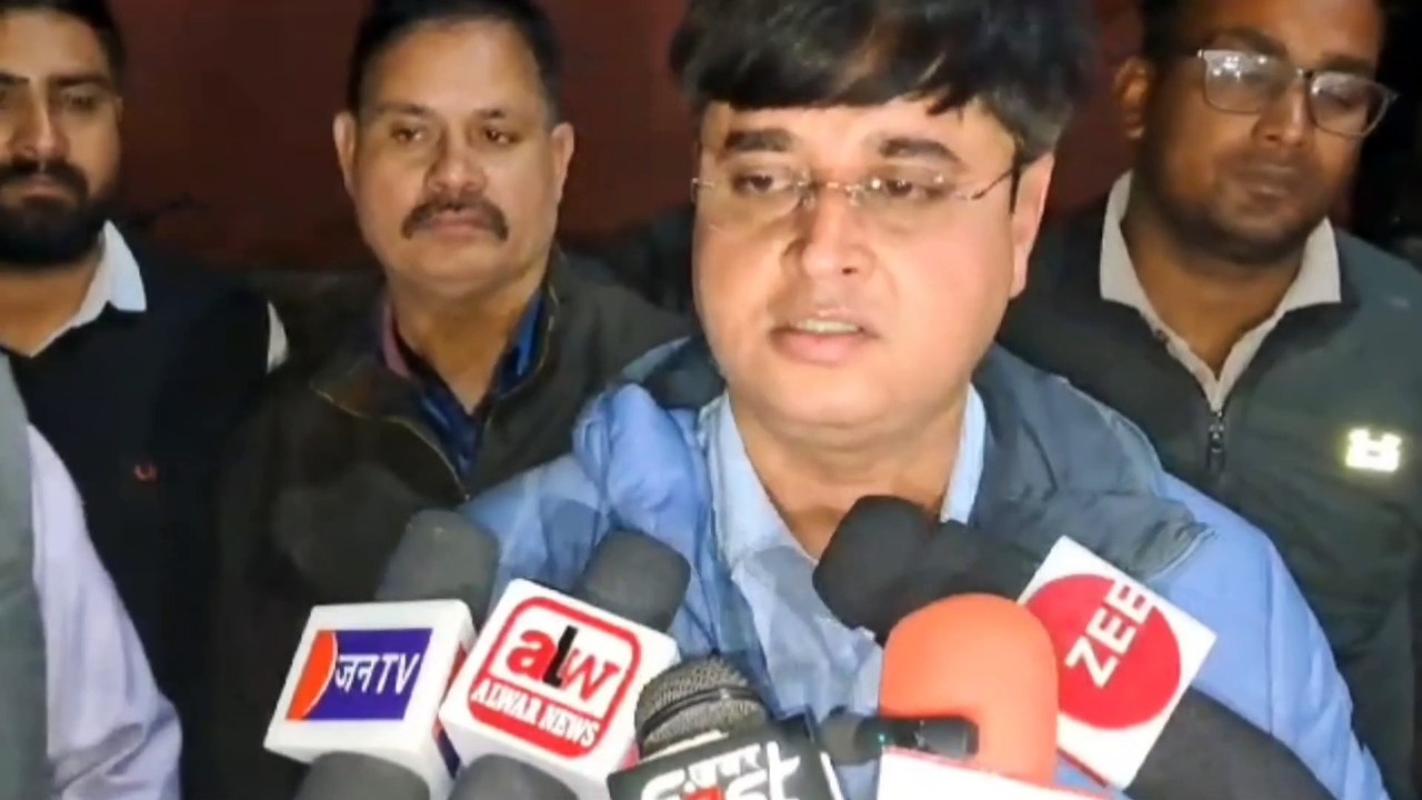 जमीन के प्रकरण में स्टे हटवाने के नाम पर राजस्व अपील अधिकरण के वरिष्ठ सहायक को डेढ़ लाख रुपए की रिश्वत लेते रंगे हाथ किया गिरफ्तार