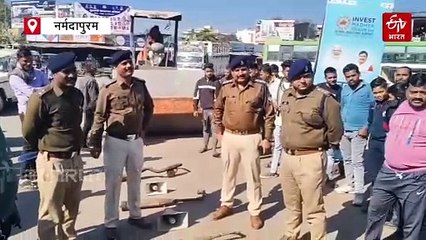 ट्रैफिक पुलिस की बड़ी कार्रवाई, भडभड़ाने वाले वाहन साइलेंसरों को रोलर से रौंदा