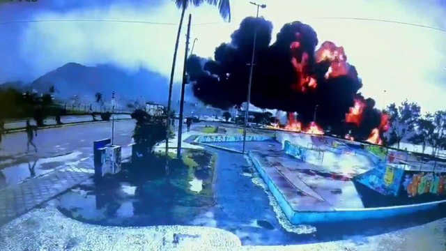 Avião de pequeno porte cai em praia de Ubatuba, SP
