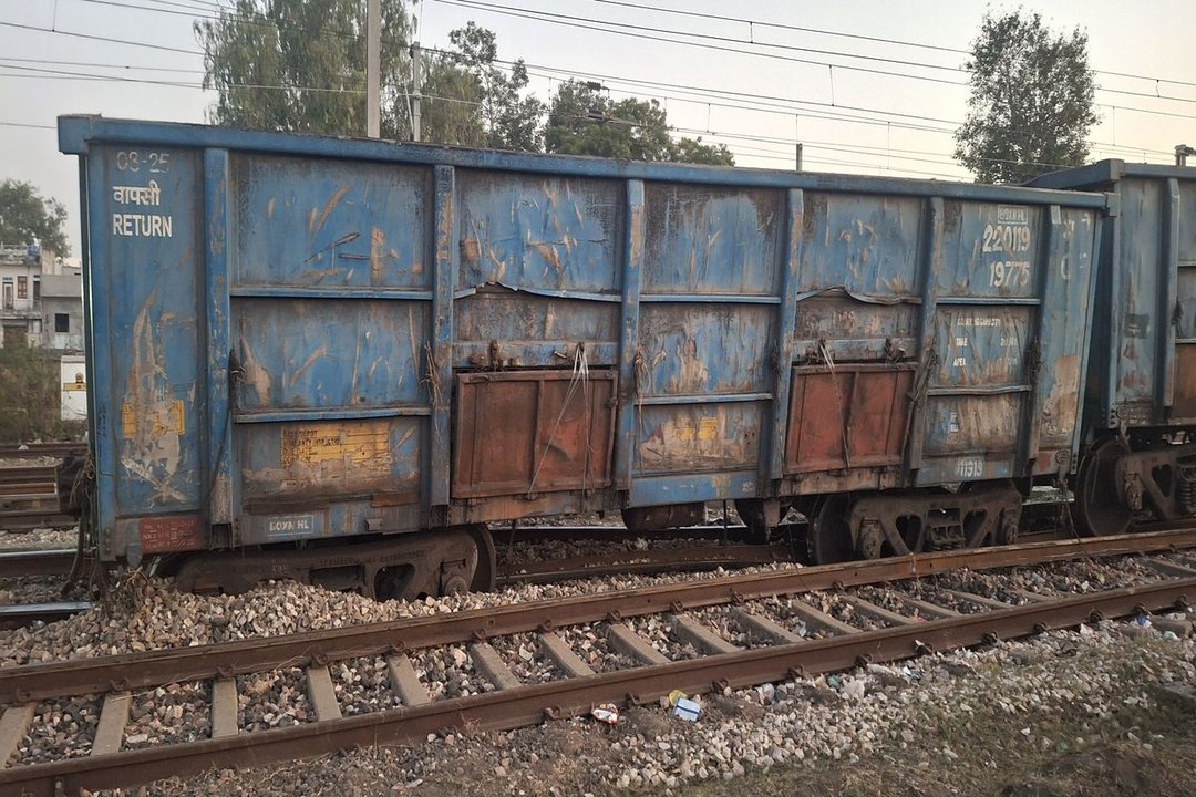 swm...यहां पटरी से उतरे मालगाडी के तीन डिब्बे, बड़ा हादसा टला