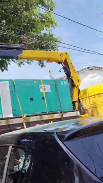 Moradora denuncia bloqueio de via durante descarga de geradores para festival Som do Sabor; assista