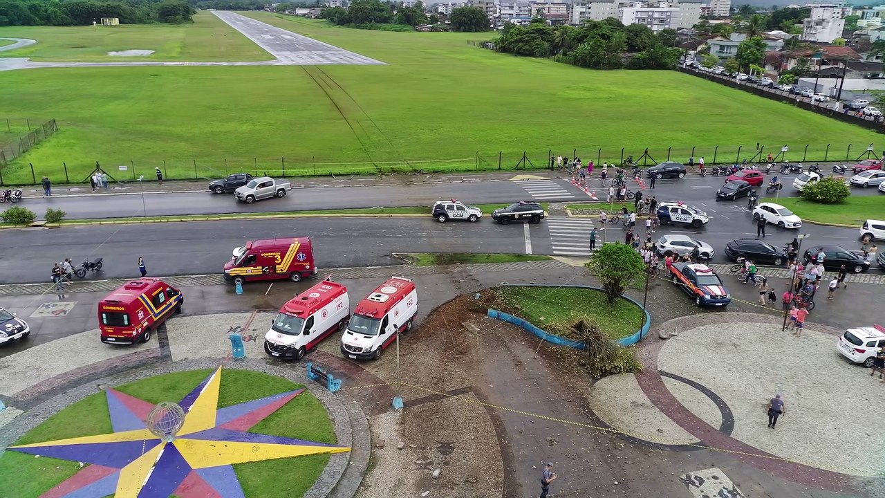Aeronave cai, atravessa avenida e explode na praia em Ubatuba; piloto morreu
