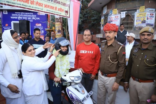 सडक़ सुरक्षा माह: यातायात नियमों के प्रति जागरूक कर बांटे हैलमेट