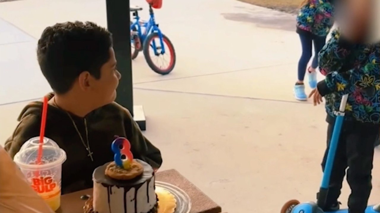 Strangers join in to sing happy birthday to boy celebrating with mum at park alone