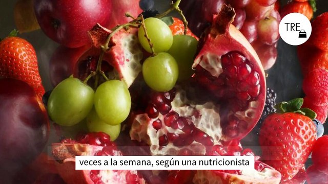 Así es como reacciona tu cuerpo si cenas solo fruta varias veces a la semana, según una nutricionista