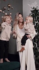 Flavia Mihasan - 18 - 23.12.2023 \Living,brad,cadouri,recl. Ricinus Hair Care, Ricinus Biologique. \Bucăterie cosmetice-cadou, reclamă Ricinus. \În Mall Vitan,la Loor, cerșind bijuterii. Ședință foto pentru Crăciun, doar ea și plozii.