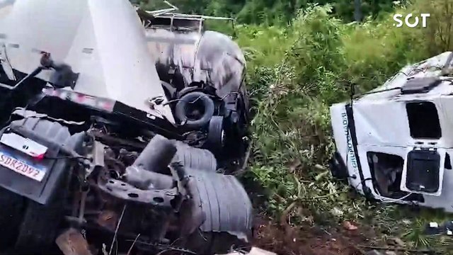 Colisão frontal entre caminhões causa duas mortes e interdita rodovia BR-476