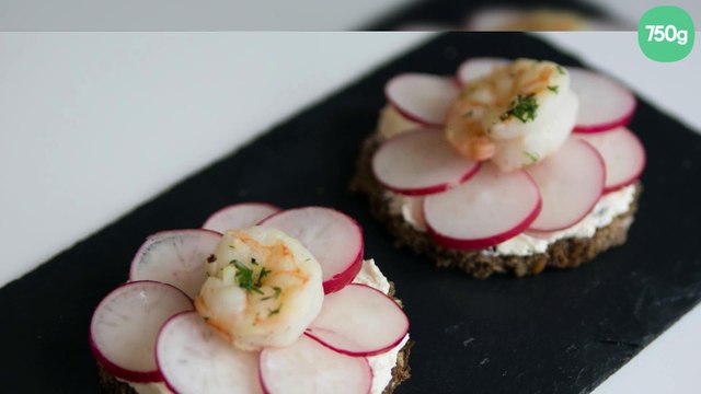 Tartine de pain noir, saint-morêt, radis et crevettes roses