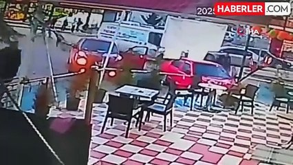 Ankara'da Kaza: Araç Çiğköfte Dükkanının Korkuluklarına Çarptı