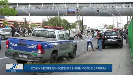 Jovem morre em acidente entre moto e carreta