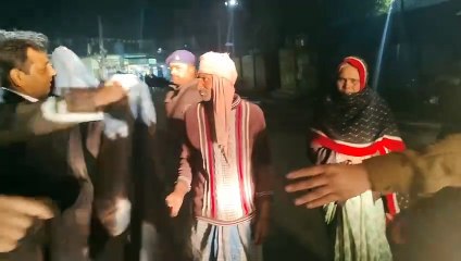 देर रात कड़कती ठंड में शहर व आस पास भ्रमण में निकले डीसी एसपी व कई अधिकारी , ठंड से ठिठुरते गरीब असहाय को दिया कंबल ,
