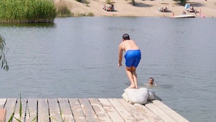 c7-efectos-de-nadar-despues-de-comer-090125