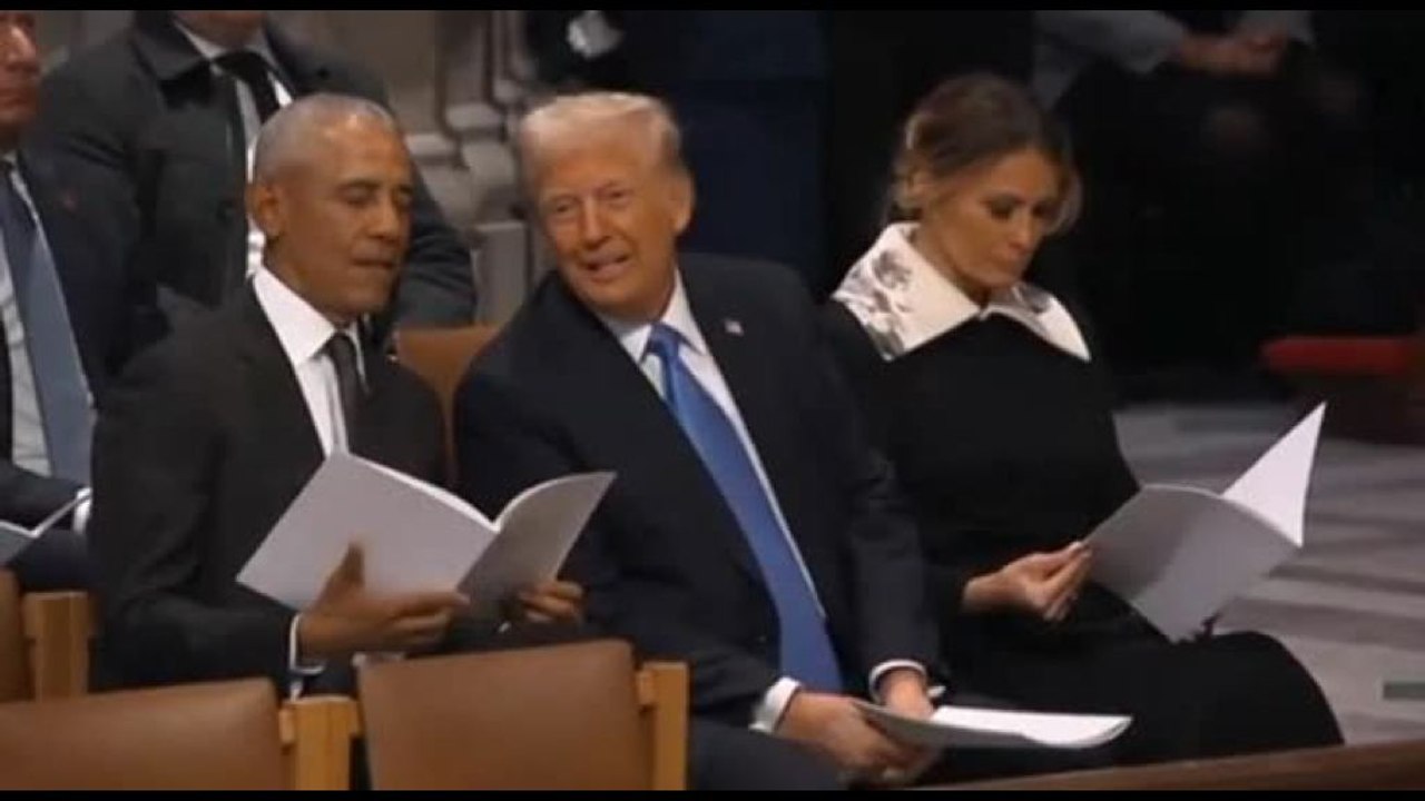 Usa, Obama ride mentre Trump gli parla ai funerali di Carter