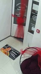 Il lance une fausse grenade dans un café... mauvaise blague