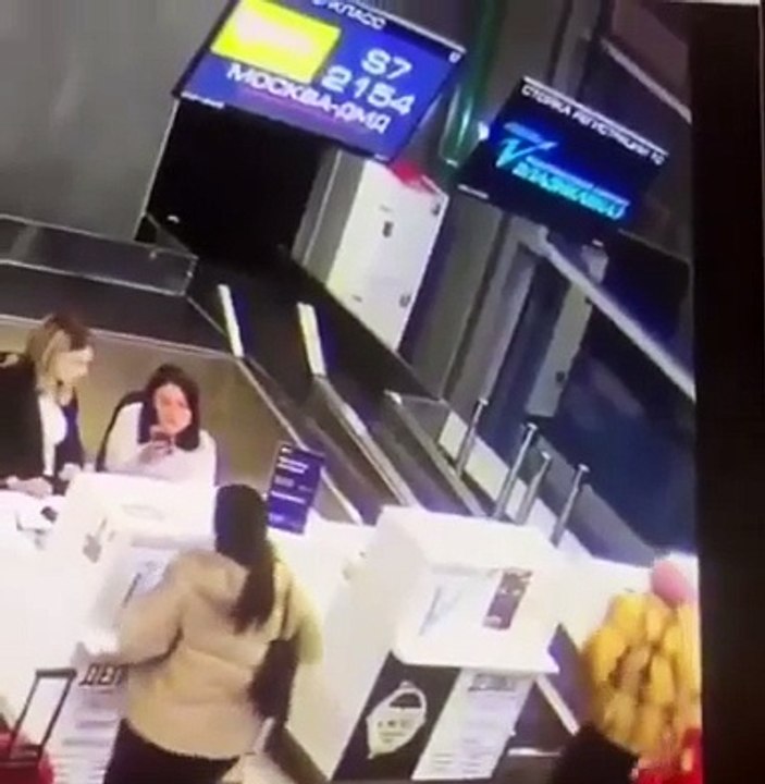 mulher na passadeira das bagagens