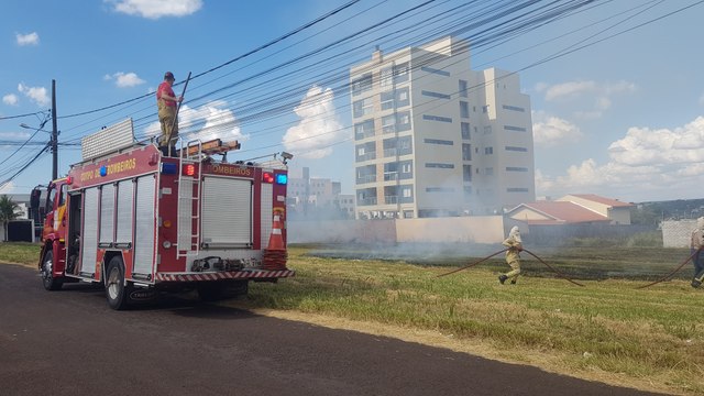 Incêndio em vegetação baixa mobiliza Corpo de Bombeiros em Cascavel