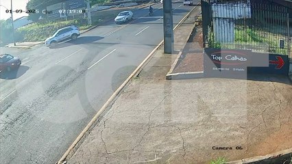 Câmera flagra motociclista sendo arremessado na Rua Jacarezinho