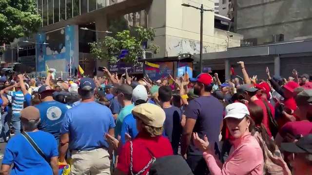 El equipo de campaña de María Corina Machado dice que ha sido violentamente interceptada