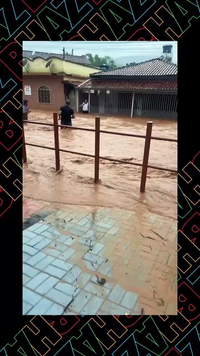Prefeito usa corda para salvar moradores em enchente em Dom Silvério (MG)