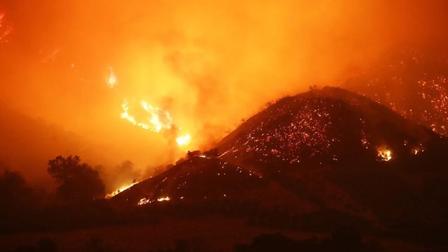 Hollywood Stars Who Lost Homes in the L.A. Wildfires: Mandy Moore, Billy Crystal & More | THR News Video