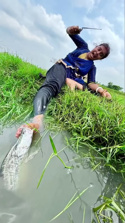 Unique hook fishing in professional fisherwoman #hook_fishing #indianladyhookfishing #fishingvideo
