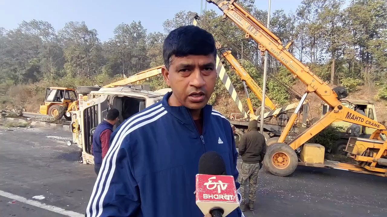 पारदीप से नेपाल जा रहा एलपीजी गैस लदा कन्टेनर घाटी में सड़क के बीचों बीच पलटा , एनएच 33 घाटी क्षेत्र जाम , मौके पर पहुची पुलिस टैंकर को उठाने का कर रही प्रयास