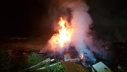 Incêndio em vegetação no Bairro Universitário mobiliza equipe do Corpo de Bombeiros