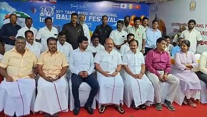 பத்துக்கும் மேற்பட்ட வண்ண வண்ண பலூன் கலை பறக்க விட்டு காட்சி படுத்தி பொதுமக்களை அசத்தினர்