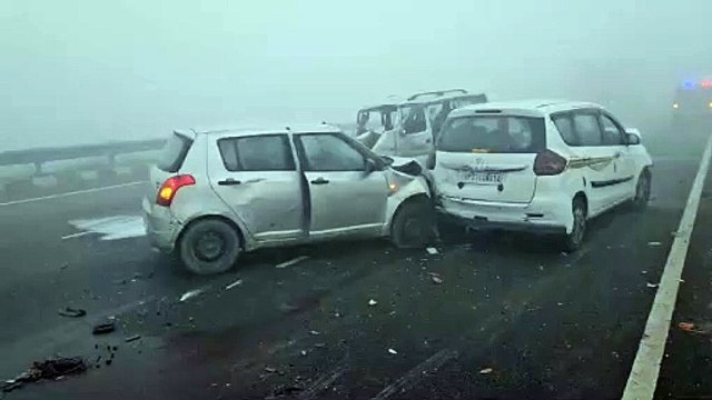 कोहरे में मुरादाबाद दिल्ली हाईवे पर आधा दर्जन से अधिक गाड़ियां आपस में टकराई, महिला सहित तीन घायल तीन